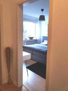 杜塞尔多夫Neues, ruhiges Apartment Nordic in Düsseldorf-Nord的一间卧室设有一张床和一个窗口
