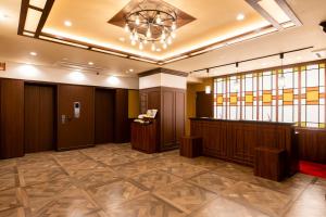 东京Hotel Wing International Tokyo Akabane的大堂设有吊灯等候区