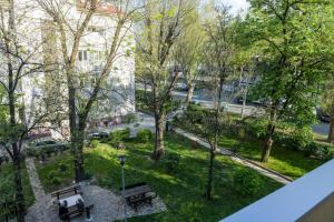 DedinjePuzzle Apartment的享有长椅和树木公园的景致