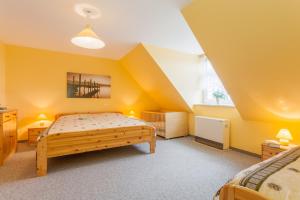 特拉森海德Ferienhaus Teuber的一间卧室设有床和黄色的墙壁
