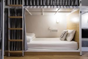曼谷一号床旅舍的一间卧室配有双层床。