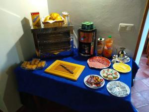 阿里翁达斯El interior de Gaia的一张蓝色桌子,上面有食物
