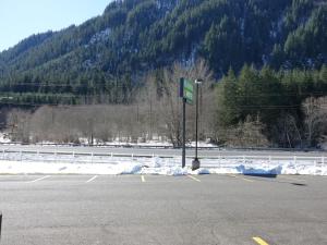 Morton四季汽车旅馆 的山前有标志的停车场