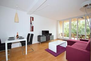 柏林柏林栖息地 - 带家具公寓 - 市中心的客厅配有紫色沙发和桌子