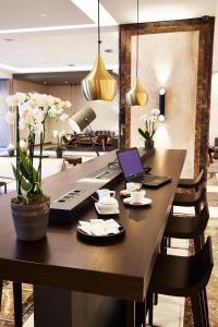 科隆科隆施泰根博阁酒店的餐桌和笔记本电脑