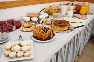 蒙得维的亚特雷斯克鲁塞斯酒店的一张桌子,上面放着蛋糕和其他甜点