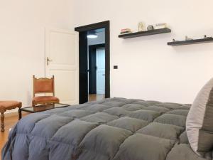 苏尔莫纳Brand New Apartment in Sulmona的一张大床,位于带椅子的房间里