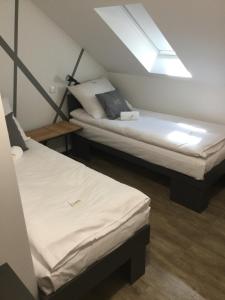奥普尔Kimanoclegi的小型客房 - 带2张床和天窗