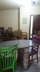 塞蒂拉瓜斯Recanto Pau Brasil的一间带桌子和两把椅子的用餐室