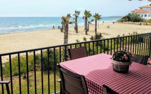 科马鲁加Paraiso frente al mar Apto duplex的海滩景阳台桌子