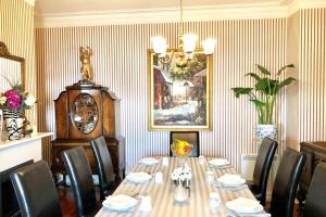 圣约翰斯巴尔莫勒之家住宿加早餐旅馆的一间带长桌和椅子的用餐室