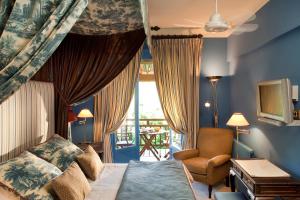 马尔桑新城Villa MARSAN - Maison Hervé-Martin GARRAPIT的卧室配有床、椅子和窗户。