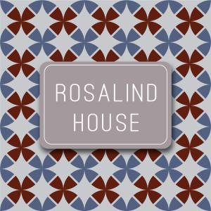卡莱尔Rosalind House的白板,上面写着“半径”字,用马赛克图案