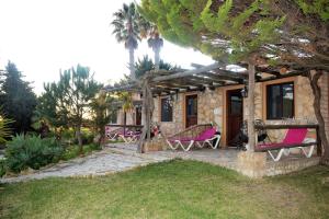卢斯Quinta do Mar - Country & Sea Village的庭院中设有粉红色椅子的房子