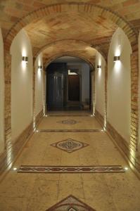 特拉莫安蒂卡因特拉姆尼亚住宿加早餐旅馆的大楼里铺着瓷砖地板的空走廊