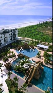关丹Seafront Villa at Swiss Garden Resort Residences, Kuantan的享有带水上公园的度假村的空中景致