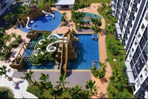 关丹Seafront Villa at Swiss Garden Resort Residences, Kuantan的度假村水上公园的空中景观