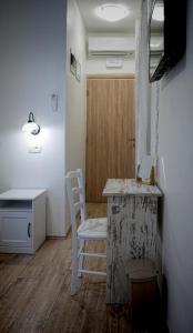 莫托文Casa Rossa Motovun的客房设有书桌和桌椅。