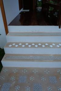 清迈Paiyannoi Guesthome的上面有白色花的楼梯