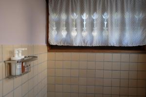清迈Paiyannoi Guesthome的浴室设有1扇带浴帘的窗户