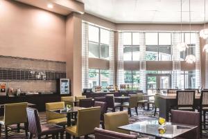 亚特兰大亚特兰大普瑞米特医疗中心拉金塔套房酒店的餐厅设有桌椅和窗户。