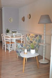 卡佩斯唐L'instant Canal的客厅配有沙发和带台灯的桌子