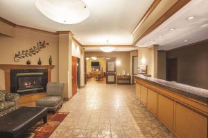 波特兰波特兰机场拉昆塔套房酒店的酒店大堂设有酒吧和壁炉