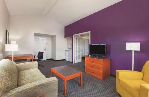 米德兰米德兰拉昆塔酒店的带沙发和电视的客厅