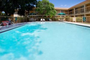 奥斯汀拉魁恩塔奥斯丁奥尔特弗酒店的酒店前方的大型蓝色游泳池