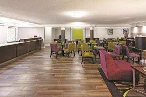 弗雷斯诺弗雷斯诺优胜美地拉坤塔酒店的一间设有桌椅的等候室和一间食堂