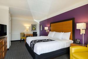 威斯敏斯特丹佛西敏斯特购物中心拉金塔酒店的酒店客房设有一张大床和一台电视。