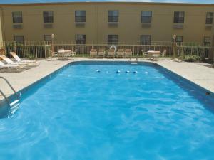 莫林莫林机场拉昆塔酒店的酒店前方的大型蓝色游泳池