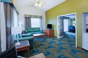 阿马里洛阿马里洛西部医疗中心拉昆塔酒店的带沙发和电视的客厅