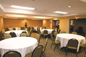 海沃德奥克兰拉库恩塔旅馆和套房 - 海沃德的一间会议室,配有白色的桌椅