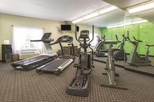圣路易斯西港拉金塔旅馆及套房的健身中心和/或健身设施