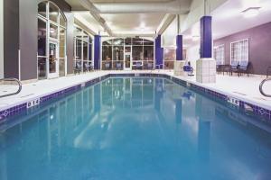 盖洛普盖洛普拉金塔客栈及套房的大楼内一个蓝色的大型游泳池