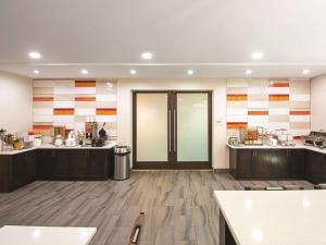 里士满温哥华机场拉昆塔酒店的一间铺有木地板并带门的大厨房