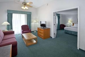 奥马哈奥马哈西拉金塔旅馆的酒店客房配有床、沙发和电视。