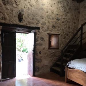 贝坦库里亚卡萨公主阿敏达酒店的房屋内有门和楼梯的房间