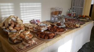 因佩里亚罗比尼亚酒店的自助餐,包括许多不同类型的面包和糕点