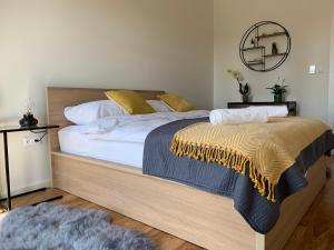 克拉科夫AGIHOME Rajska 3 Apartments的一间卧室配有两张带白色床单和黄色枕头的床。