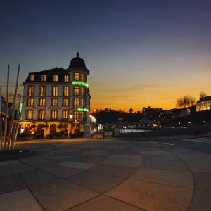 布永瑞拉斯拿破仑III酒店的一座晚上有绿灯的建筑