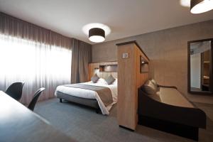 蒙索莱米讷诺塔贝纳酒店的酒店客房配有一张床铺和一张桌子。