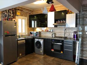 亚历山大Blue Bay Beach-Families only的厨房配有冰箱、洗衣机和烘干机