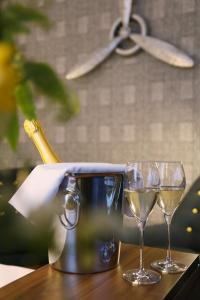 埃佩尔奈迪斯银粟酒店 - 埃佩尔奈的一张桌子,配有两杯和一瓶香槟