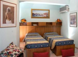 内图诺维迪安纳别墅的一间卧室,配有两张床