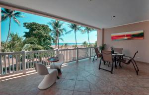 雅科The Palms Ocean Club Resort的阳台享有大海和棕榈树的景致。