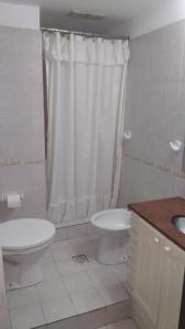 维拉卡洛斯帕兹Hotel Lihuel的白色的浴室设有卫生间和水槽。