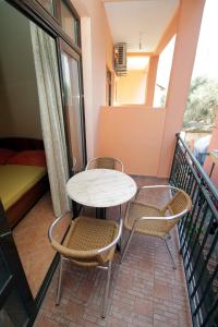 巴尔拉多萨沃公寓的阳台配有桌子、两把椅子和一张床