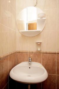 巴尔拉多萨沃公寓的浴室设有白色水槽和镜子